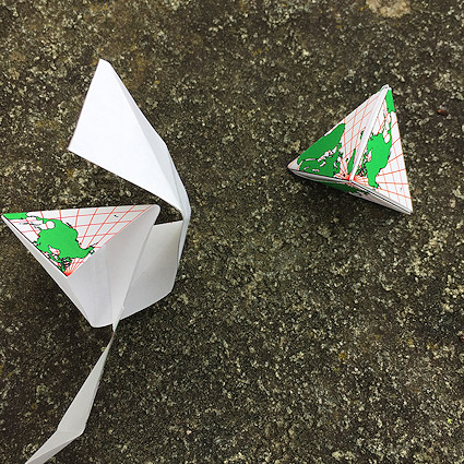 Ein Bild, das Papierkunst, Origami, Origamipapier, Gelände enthält.

Automatisch generierte Beschreibung