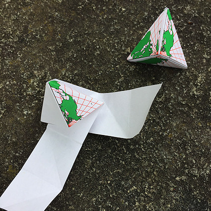 Ein Bild, das Papier, Papierkunst, Origami, Papierprodukt enthält.

Automatisch generierte Beschreibung
