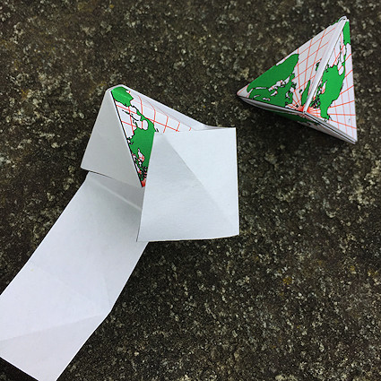 Ein Bild, das Papier, Papierprodukt, Papierkunst, Origami enthält.

Automatisch generierte Beschreibung