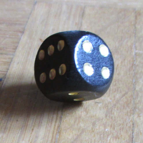 Ein Bild, das Würfel, Würfelspiel, Ball, Boden enthält.

Automatisch generierte Beschreibung