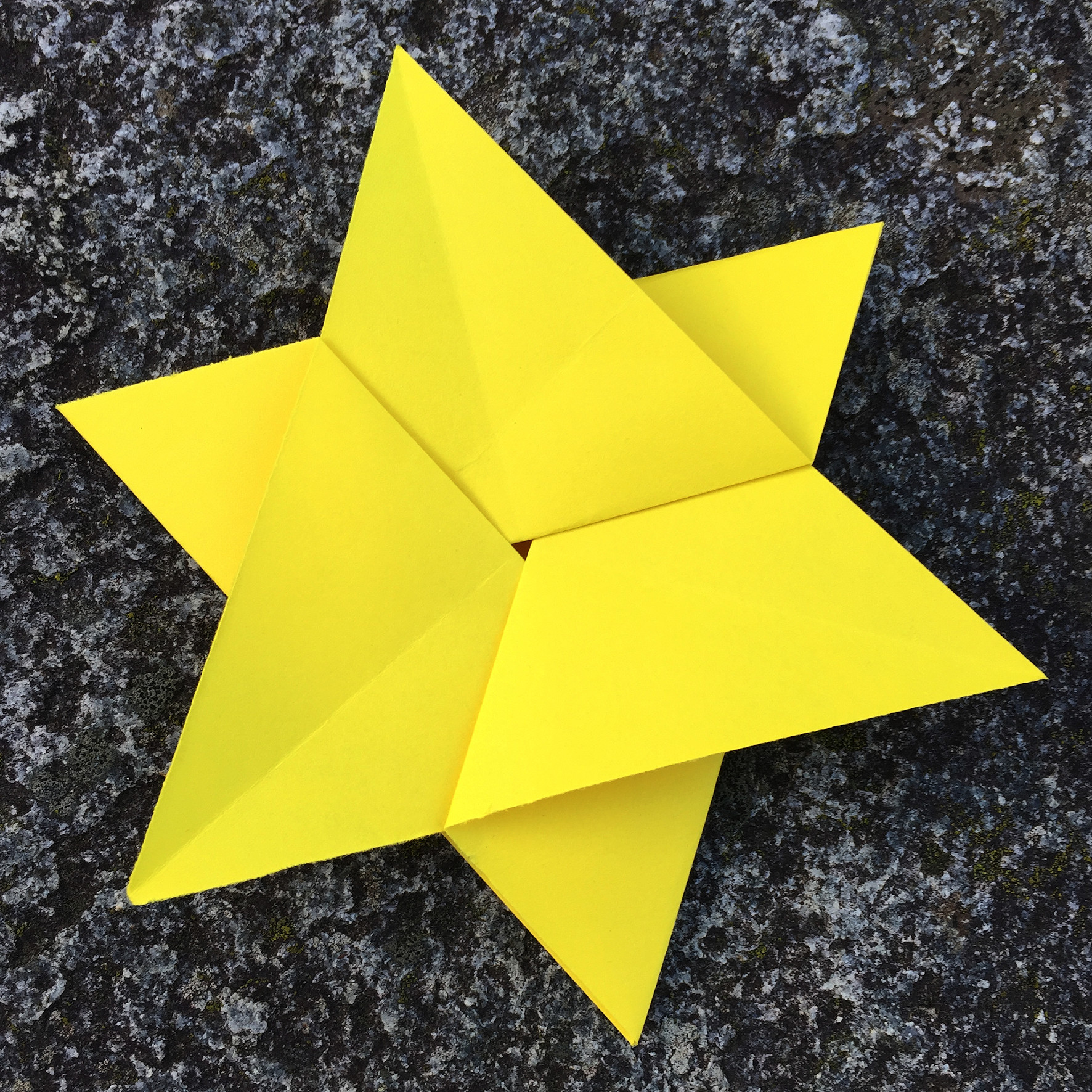 Ein Bild, das Stern, Papierkunst, Bastelpapier, Origamipapier enthält.
Automatisch generierte Beschreibung