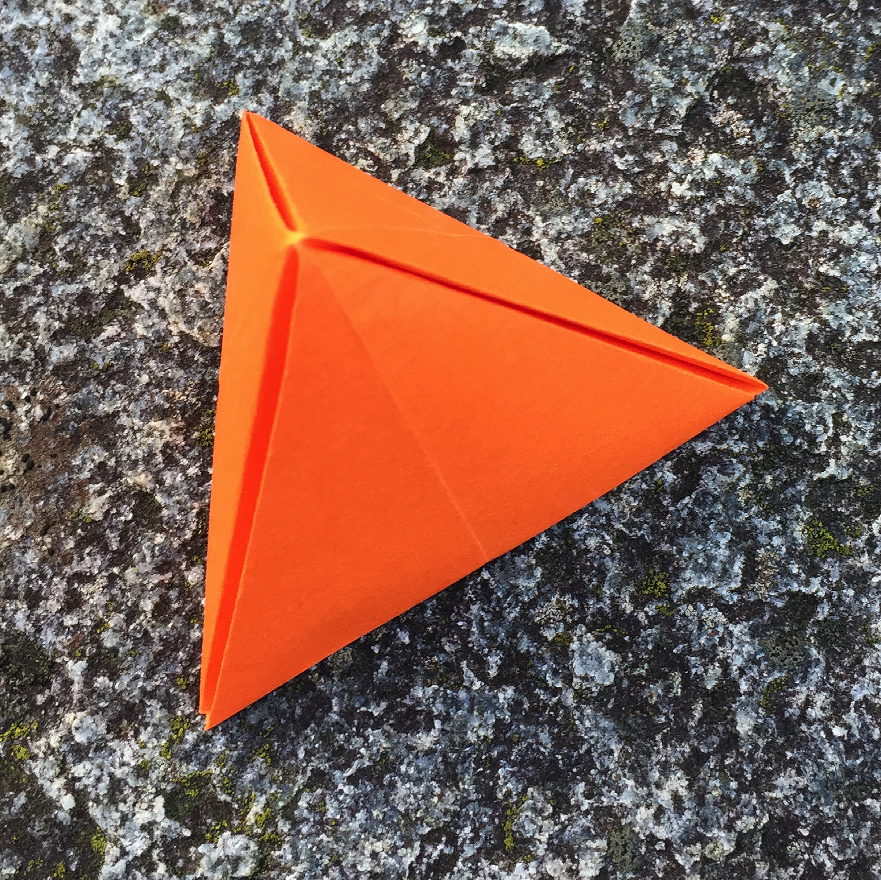 Ein Bild, das Gelände, Hütchen, Dreieck, orange enthält.
Automatisch generierte Beschreibung