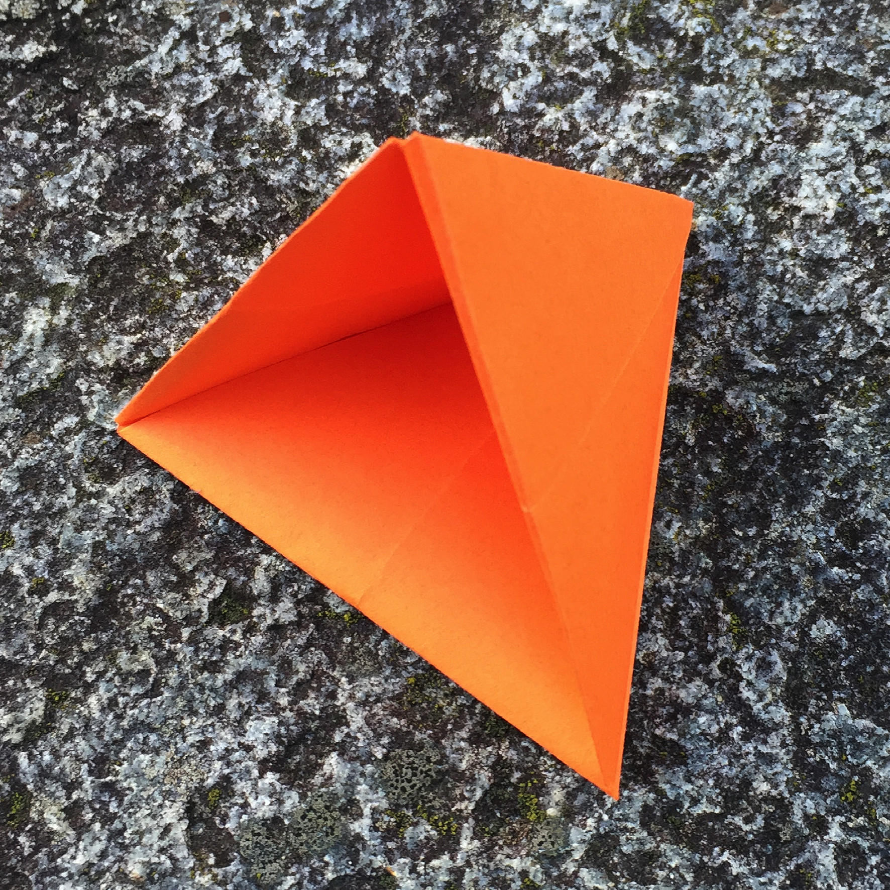 Ein Bild, das Papierkunst, Bastelpapier, Gelände, orange enthält.
Automatisch generierte Beschreibung