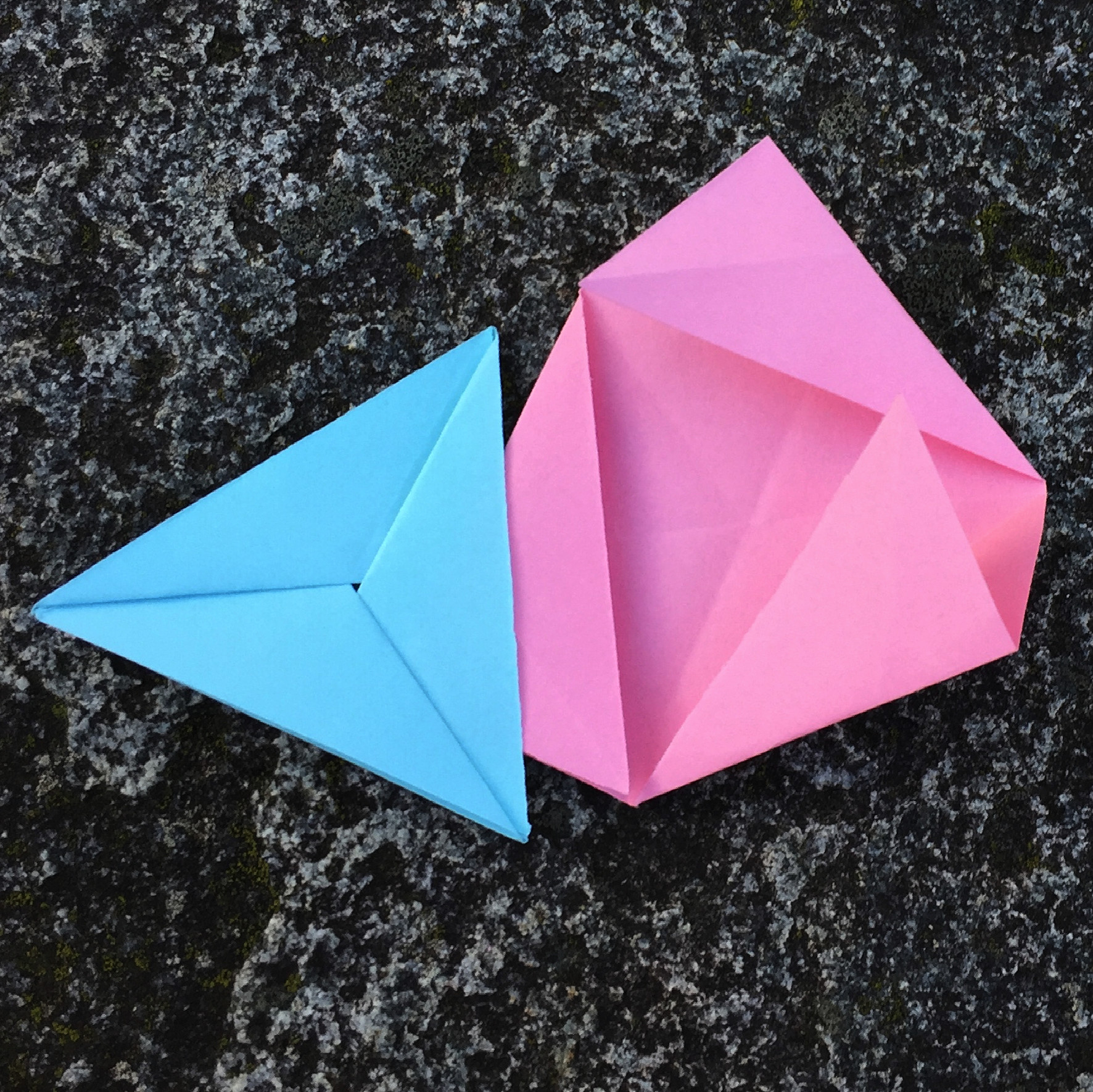 Ein Bild, das Papierkunst, Bastelpapier, Origamipapier, Papierprodukt enthält.
Automatisch generierte Beschreibung