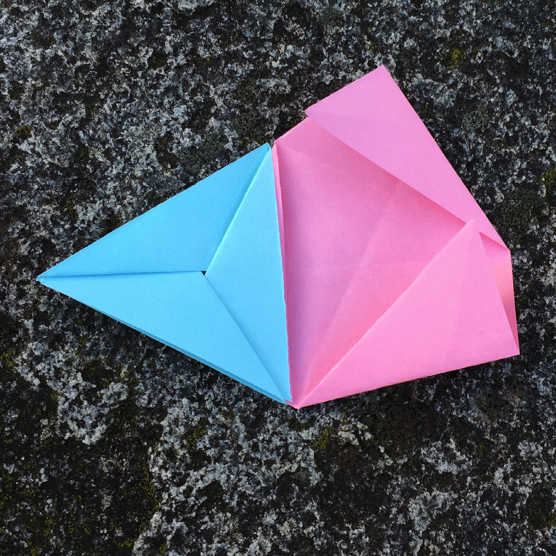 Ein Bild, das Papierkunst, Bastelpapier, Papierprodukt, Origamipapier enthält.
Automatisch generierte Beschreibung