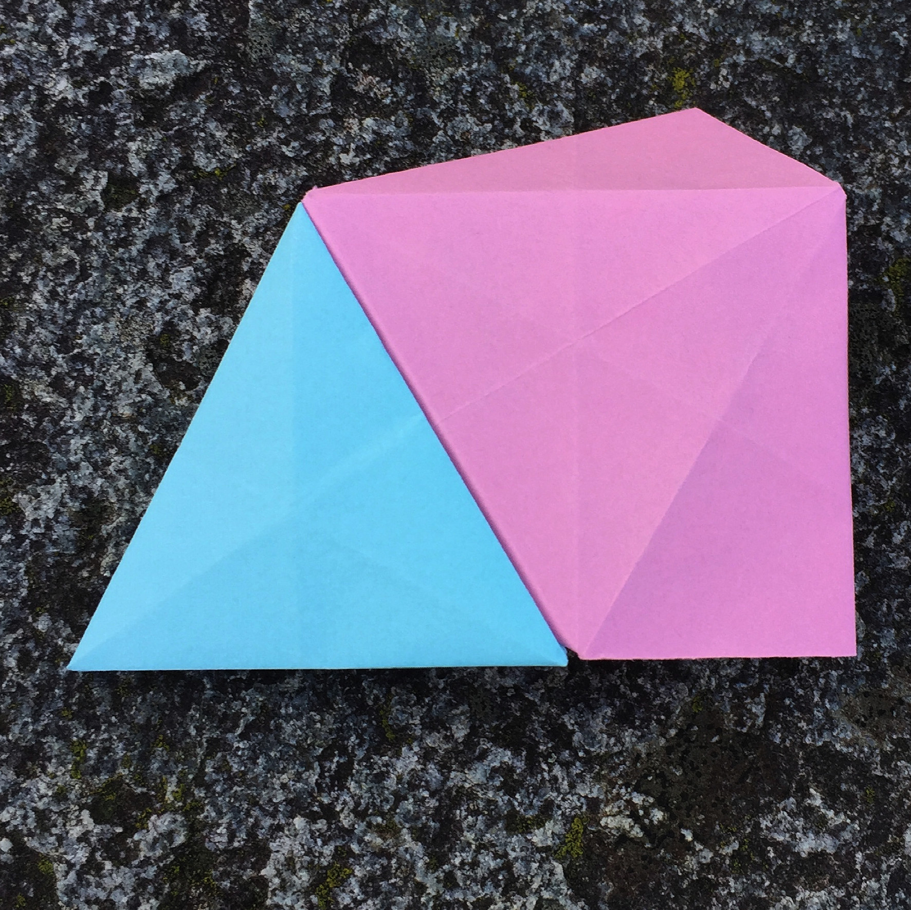 Ein Bild, das Papierprodukt, Bastelpapier, Papier, Papierkunst enthält.
Automatisch generierte Beschreibung