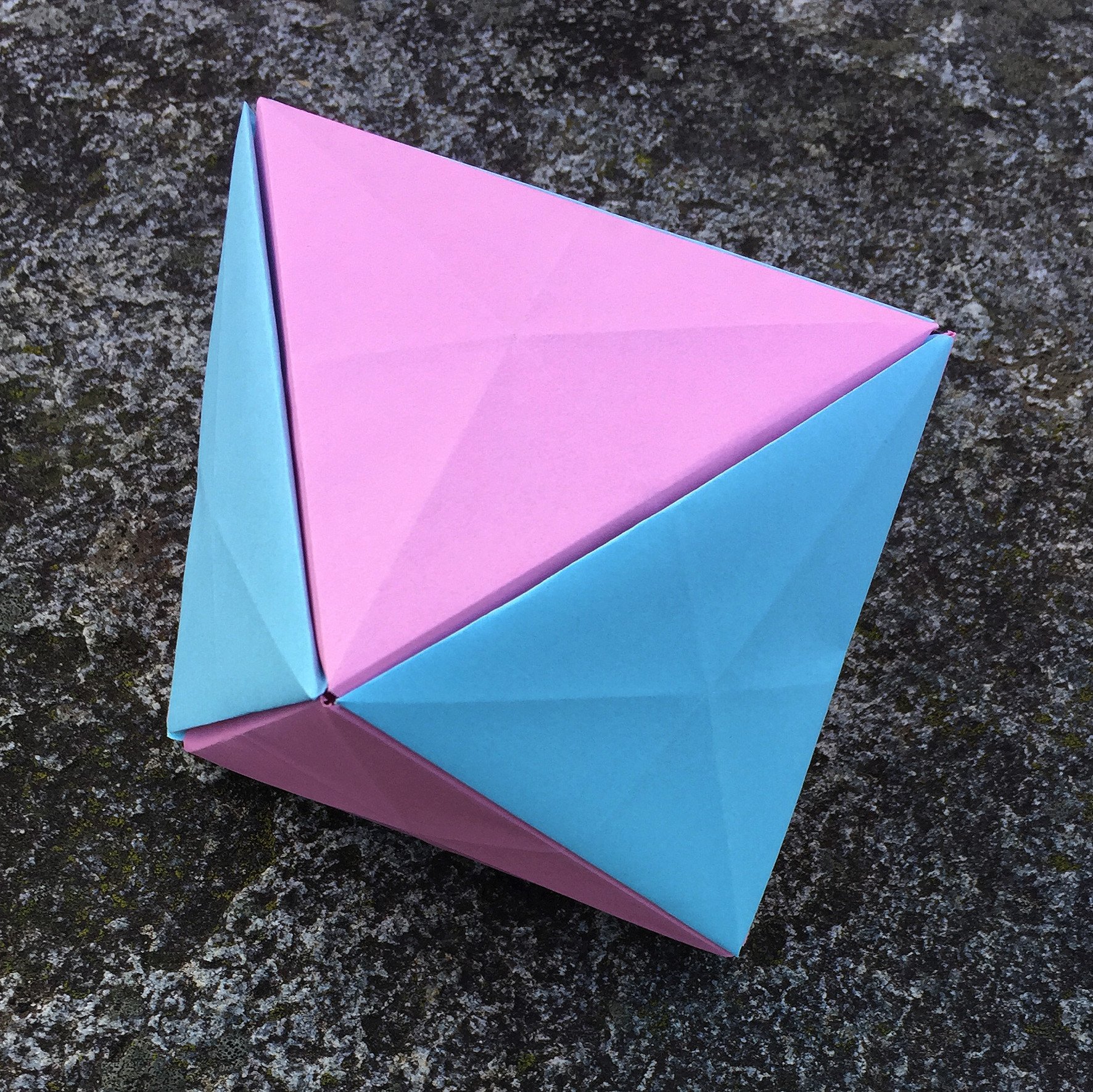 Ein Bild, das Papierkunst, Bastelpapier, Papierprodukt, Origamipapier enthält.
Automatisch generierte Beschreibung